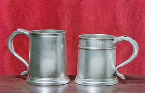 Tankards, balról jobbra: Timbrell és Bentley of London, 1713; Nathaniel Locke, London, 1716 (ezüst)